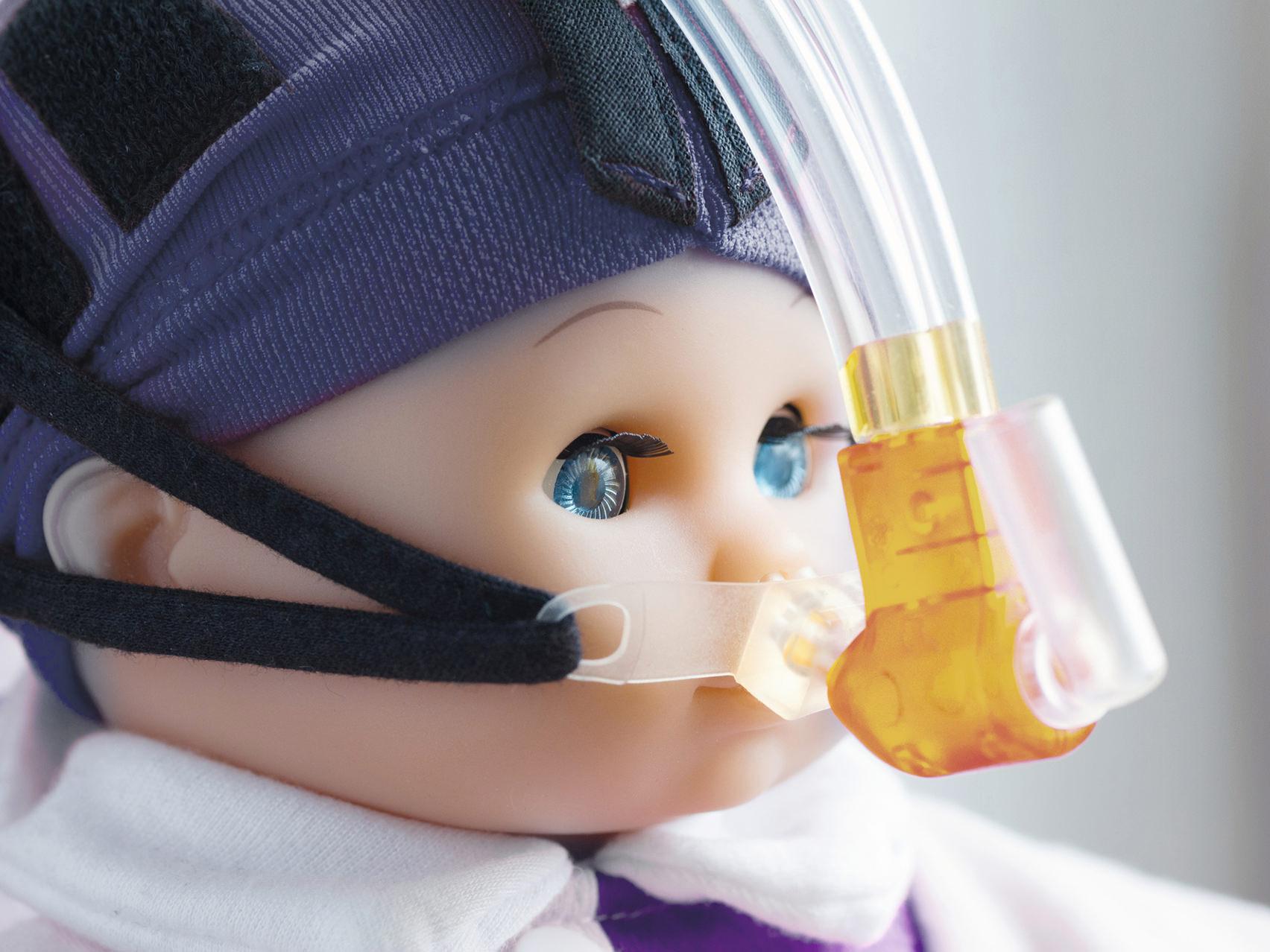 Primer plano de la cara de una muñeca con una máscara respiratoria.
