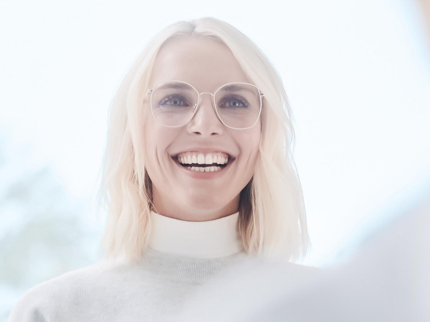 Mujer con gafas sonriendo 
