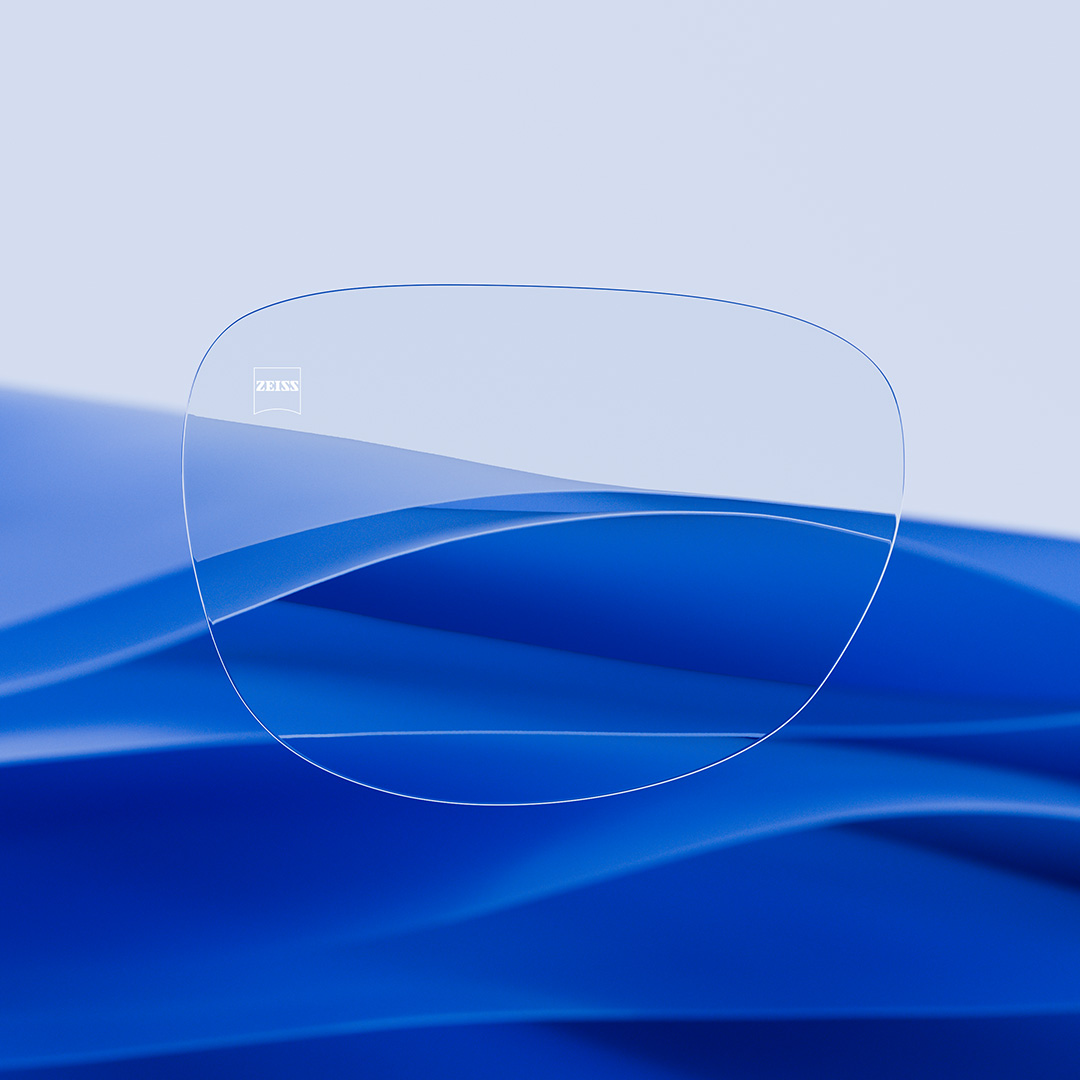 Lente con prescripción dividido: con un lado transparente y limpio con ZEISS DuraVision y un lado con rayones que cubren el lente.