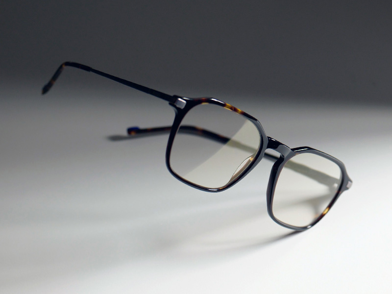 Imagen de unos lentes transparentes con prescripción con armazón marrón y el sutil tono dorado de ZEISS DuraVision Gold UV.