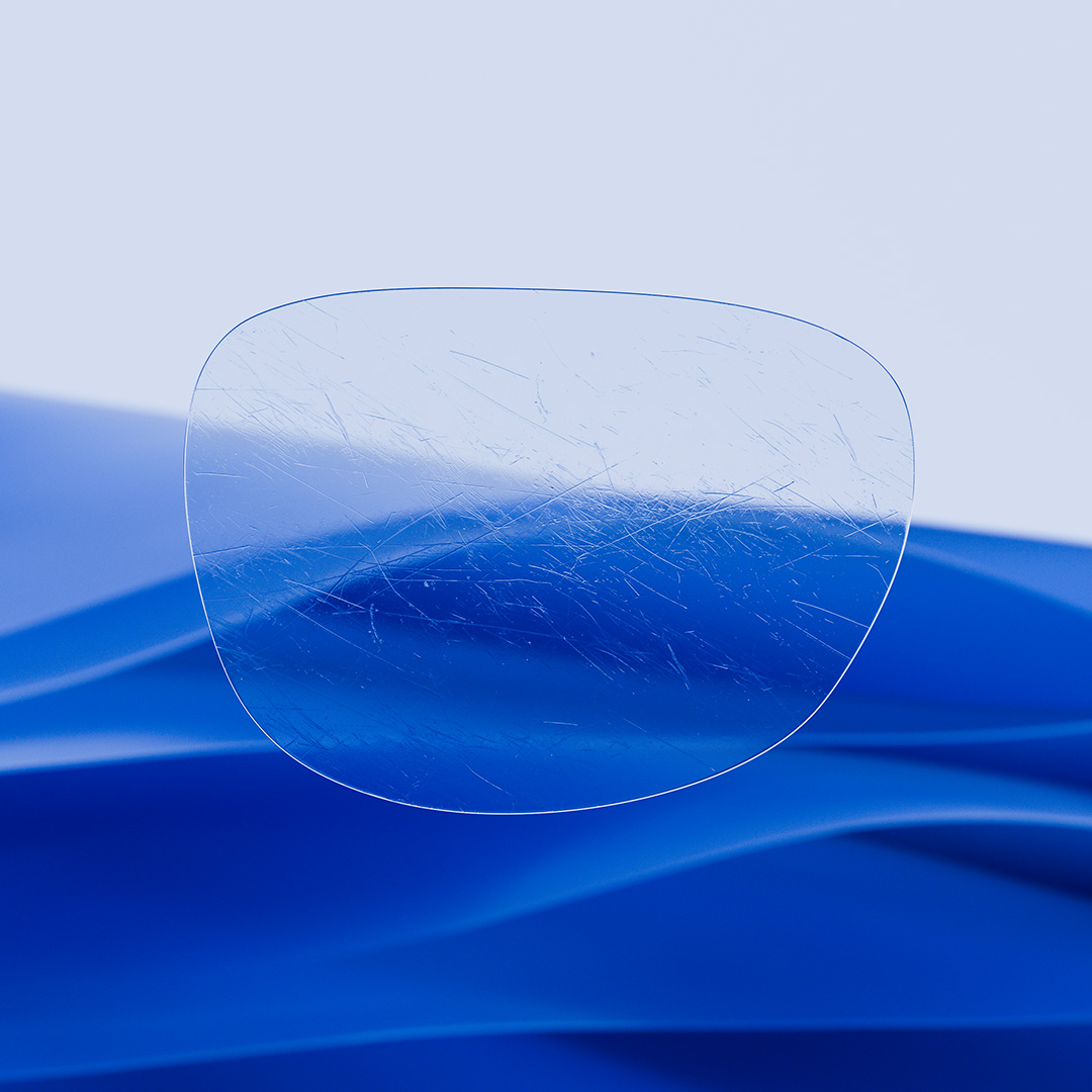 Lente con prescripción dividido: con un lado transparente y limpio con ZEISS DuraVision y un lado con rayones que cubren el lente.