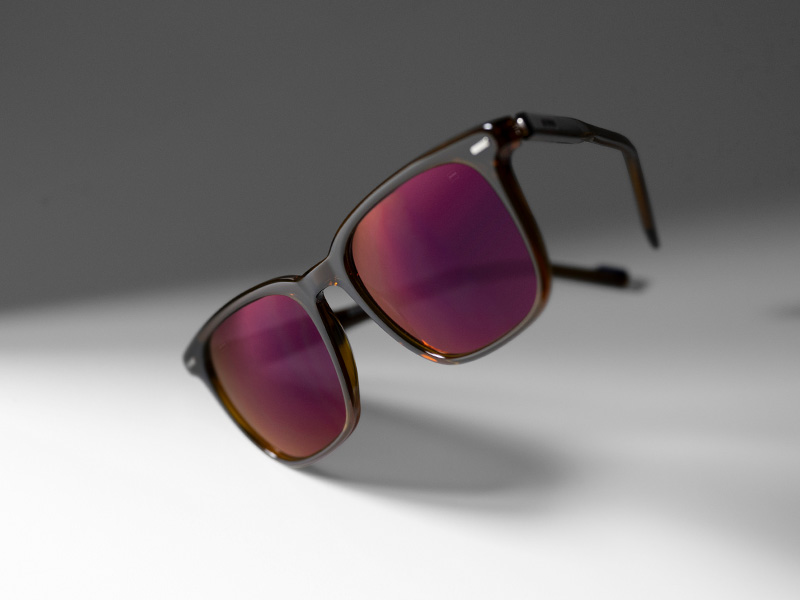 Recubrimiento de lentes ZEISS DuraVision Gold UV en lentes solares tintados en color Burgundy.