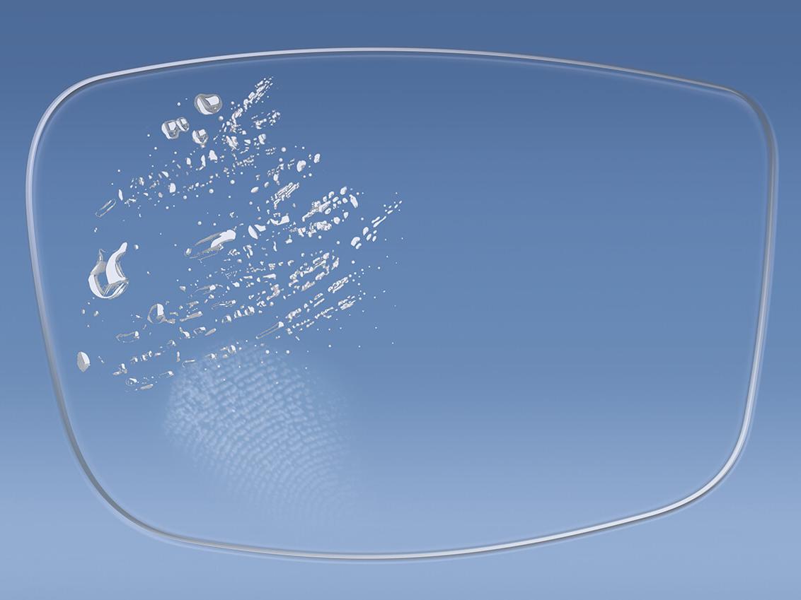 Ilustración de un lente con y sin tratamiento ZEISS que influye en la capacidad de limpieza de la superficie