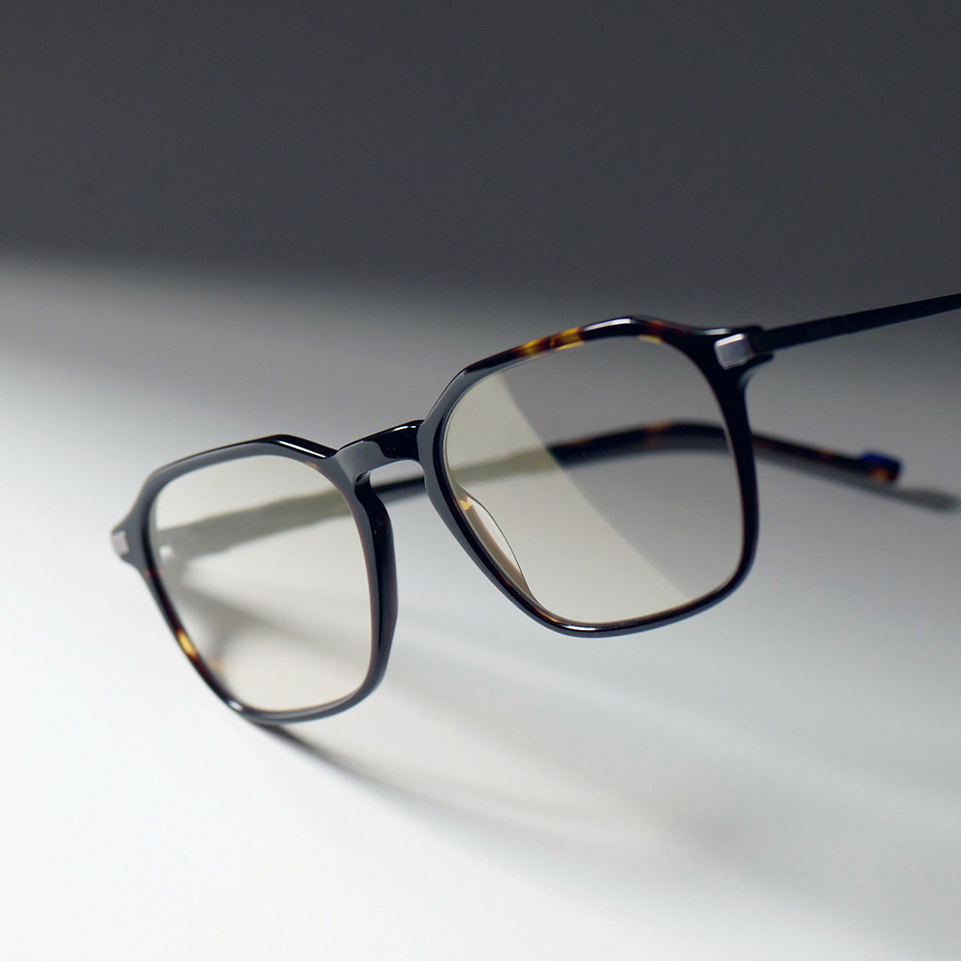 Imagen de lentes con fondo gris.