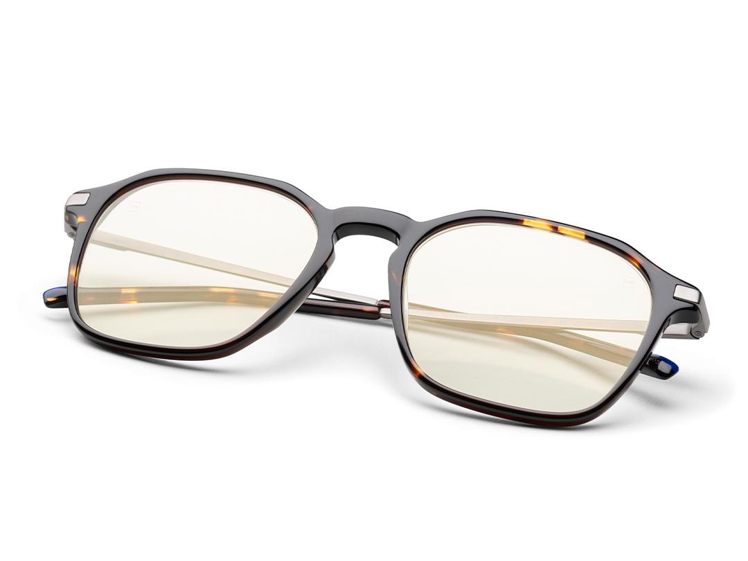 Lentes transparentes con prescripción con montura marrón con el recubrimiento antirreflejante ZEISS DuraVision Gold UV.