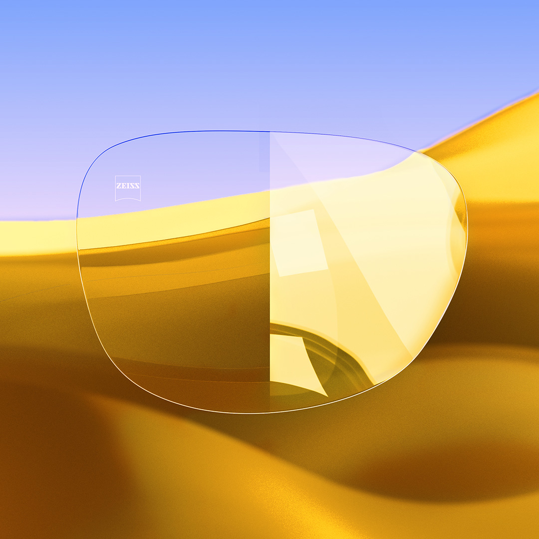 Un lente dividido: con un lado transparente y limpio con ZEISS DuraVision Gold UV y un lado con intensos reflejos de luz sobre el lente. 