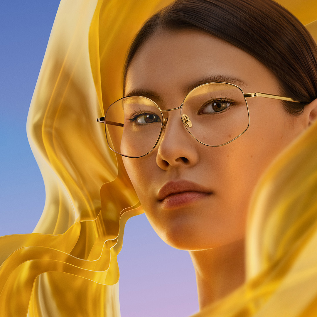 Mujer que usa lentes con recubrimiento antirreflejante ZEISS DuraVision Gold UV, que muestra el sutil reflejo dorado en el lente.
