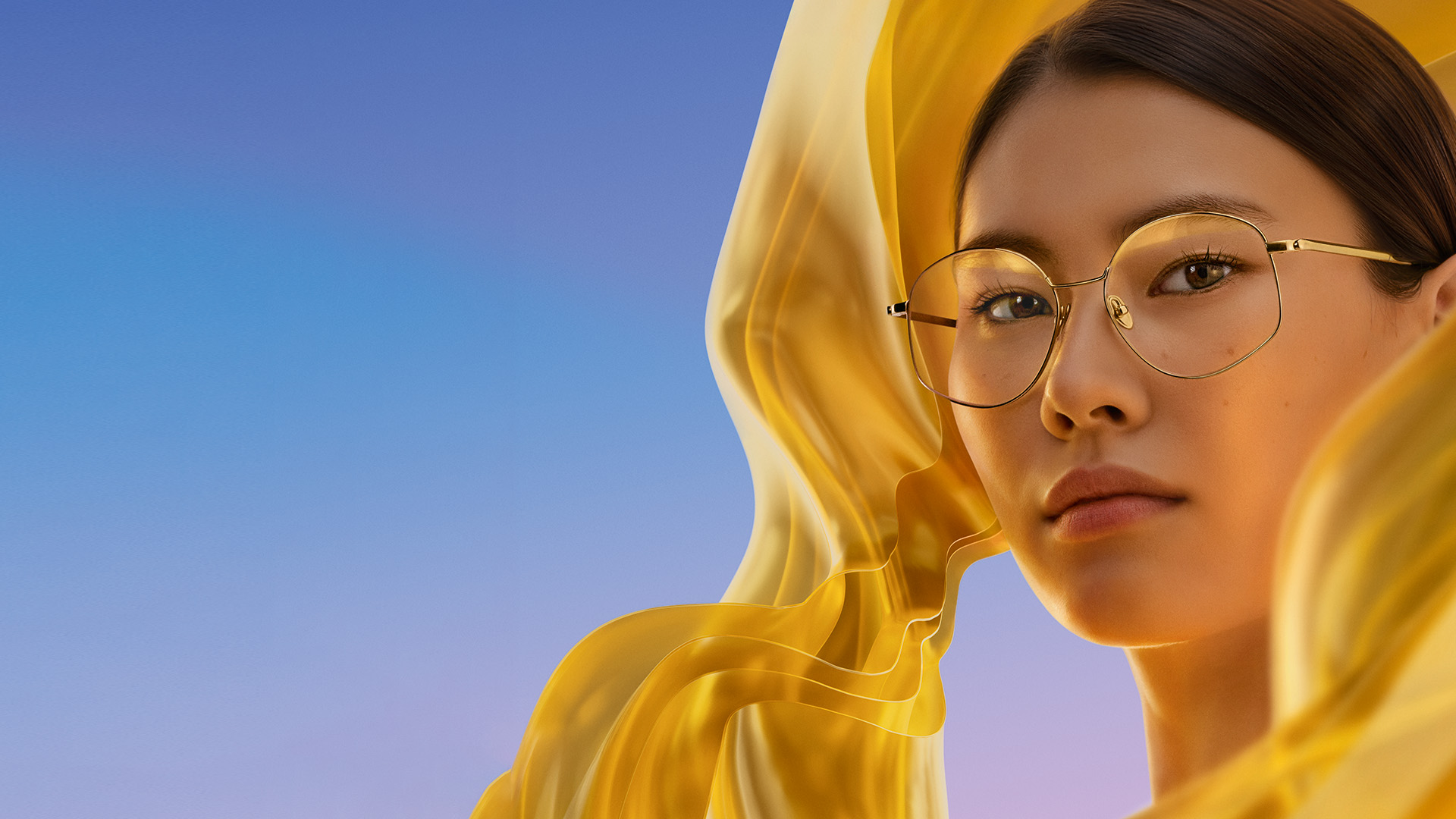 Mujer que usa lentes con recubrimiento antirreflejante ZEISS DuraVision Gold UV, que muestra el sutil reflejo dorado en el lente.
