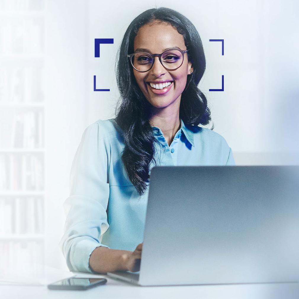 mujeres con lentes de oficina de ZEISS