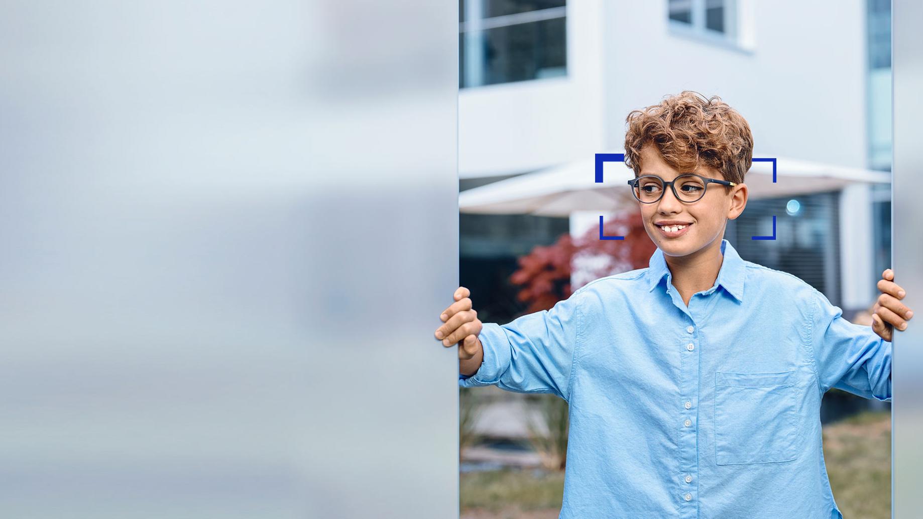 Joven con lentes ZEISS SmartLife Young