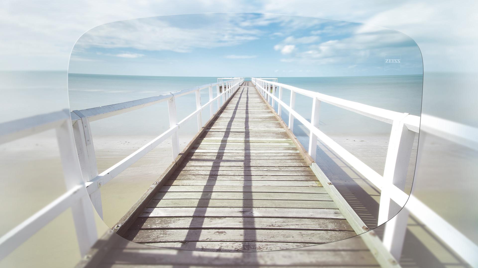 Vista a través de un lente de visión única de stock ZEISS (FSV) de un muelle en un día soleado 