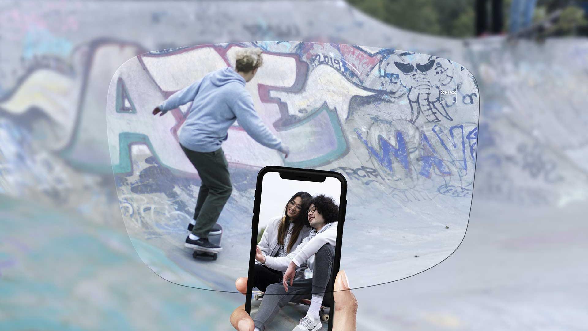 Vista de una pista de patinaje con lentes de visión sencilla ZEISS SmartLife Individual. 