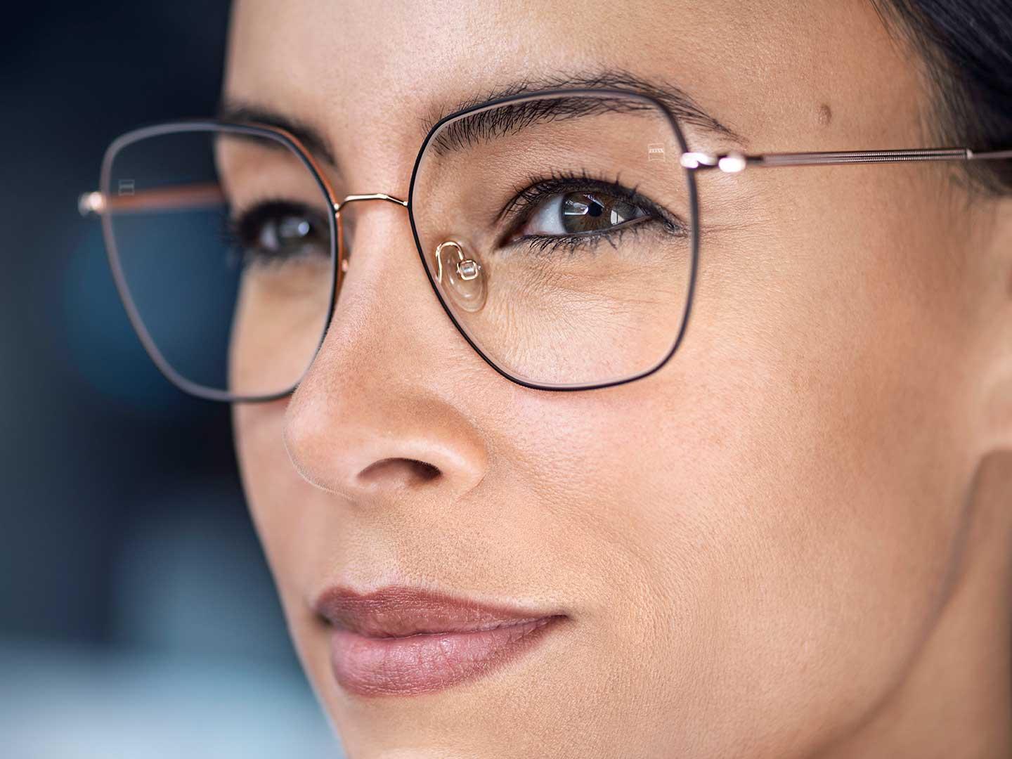 Oscurecimiento en el exterior comparable al de unos lentes solares y transparencia impecable en el interior