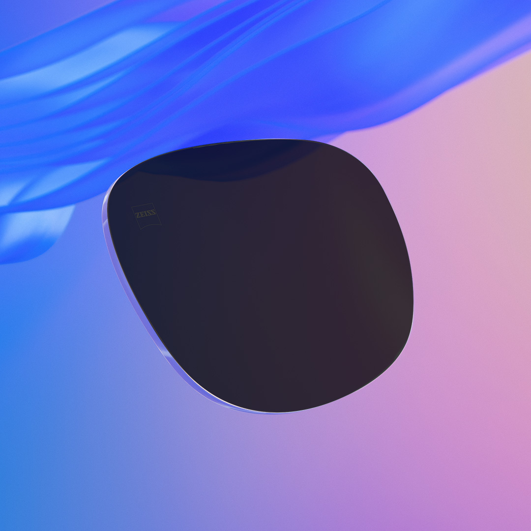 Imagen desplazable en la que una mitad muestra unos lentes solares con prescripción de ZEISS con un tinte muy intenso y la otra mitad muestra los mismos lentes pero con un tinte menos intenso.