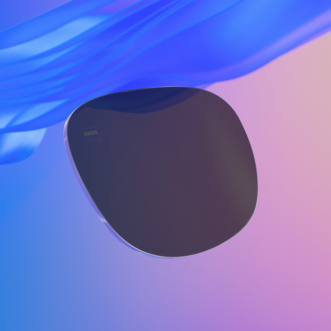 Imagen desplazable en la que una mitad muestra unos lentes solares con prescripción de ZEISS con un tinte muy intenso y la otra mitad muestra los mismos lentes pero con un tinte menos intenso.
