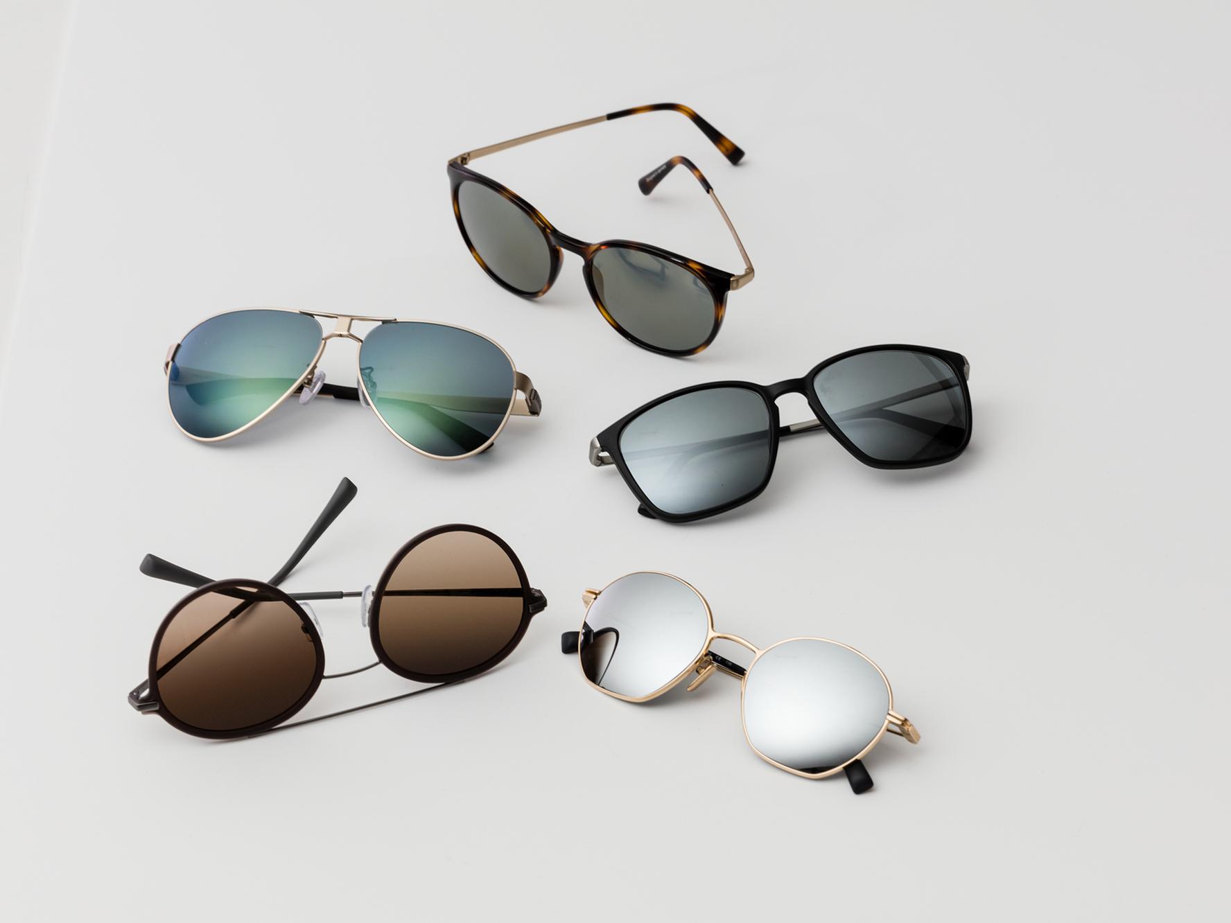 Cinco pares de gafas de sol, con tintes clásicos de protección solar para condiciones de luminosidad intermedias y brillantes.