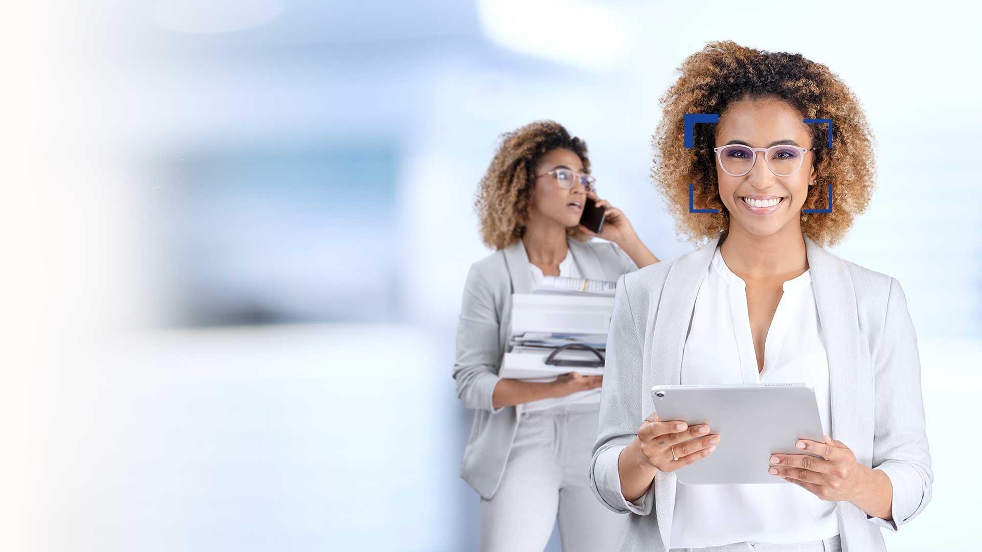 Perfil, vista lateral, primer plano con espacio de copia, lugar vacío para la publicidad de un hombre seguro de sí mismo, alegre, con estilo, con auriculares con micrófono en la cabeza, aislado sobre fondo gris 