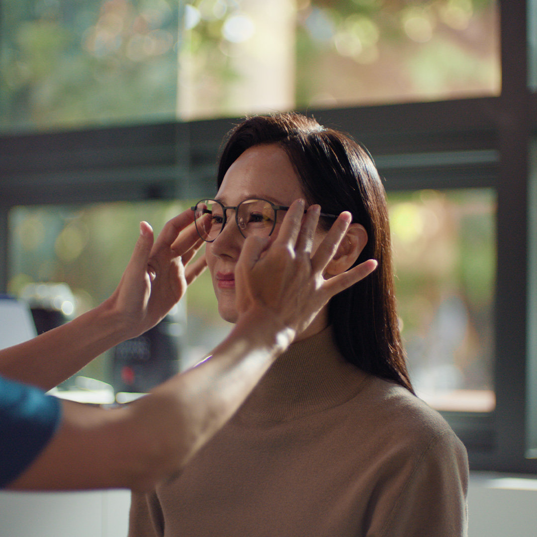 Una mujer se prueba unas gafas.