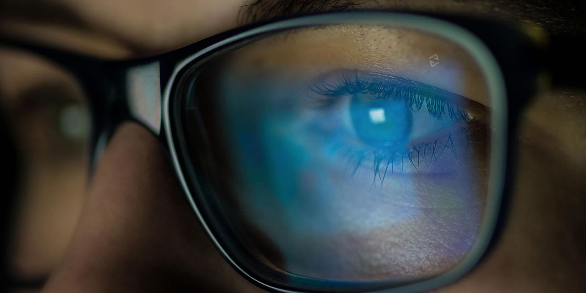 ¿Leer con poca luz daña los ojos?