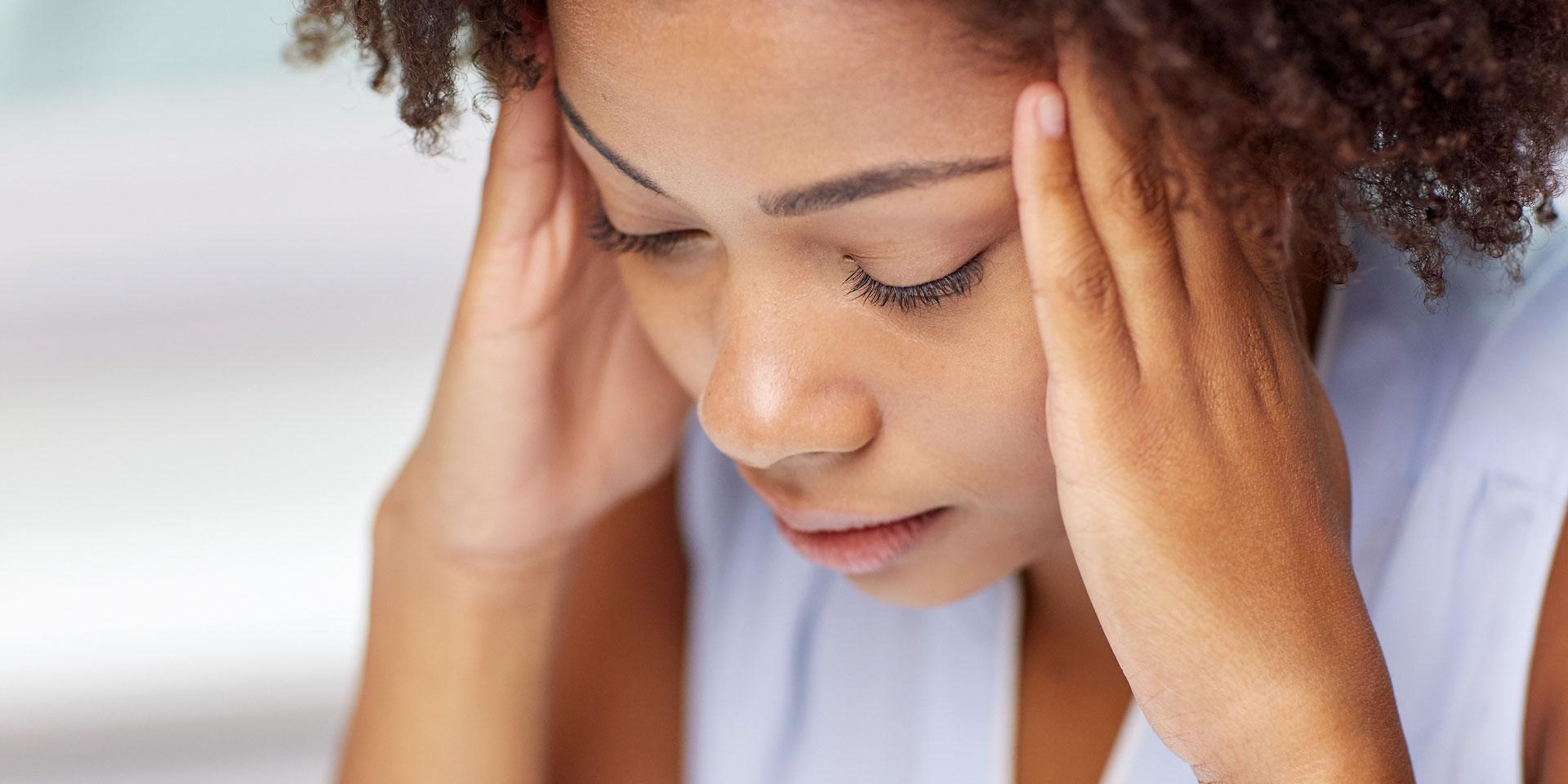 primer plano de una mujer africana tocándose la cabeza