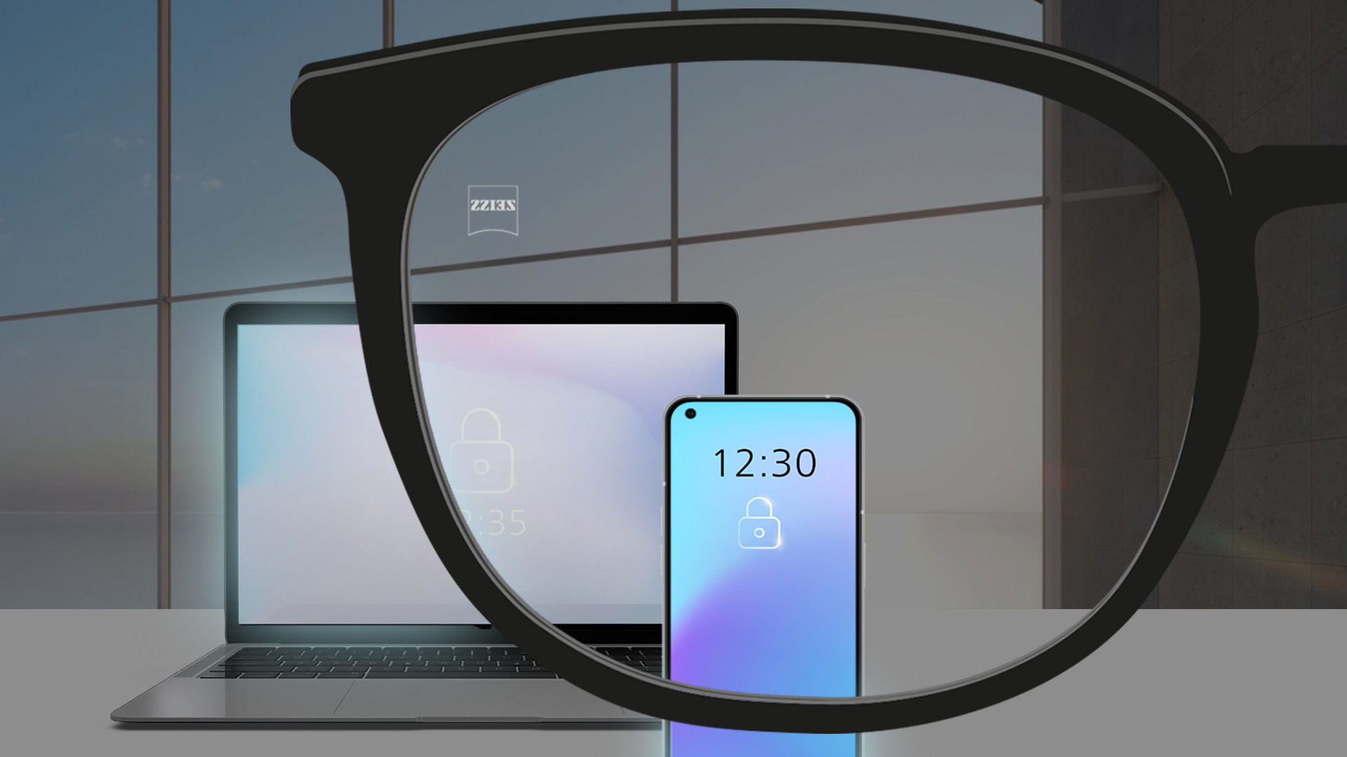 Imagen de un punto de vista con un portátil y un smartphone en una habitación en penumbra.