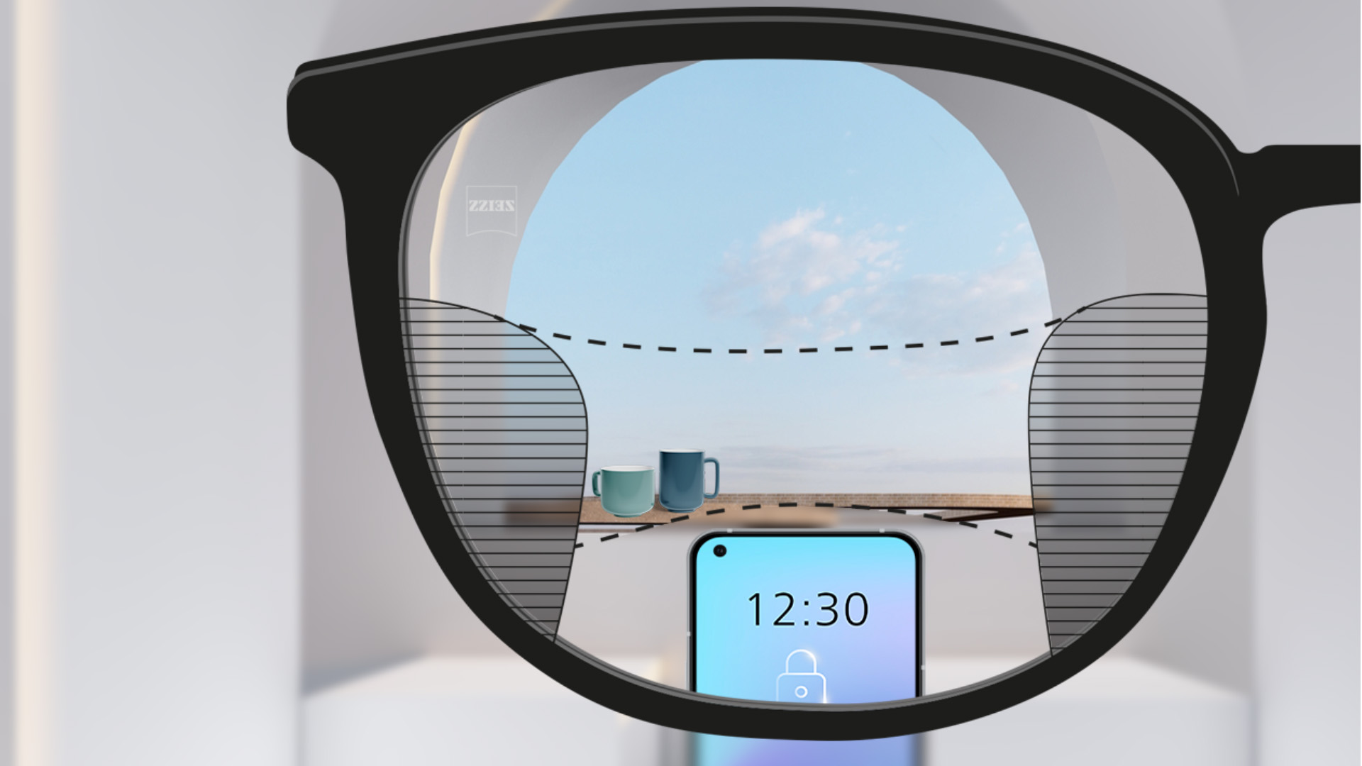 Imagen de un punto de vista con lentes progresivos ZEISS SmartLife con un smartphone y copas al fondo, mientras el lente se ve completamente nítido con zonas borrosas a izquierda y derecha.