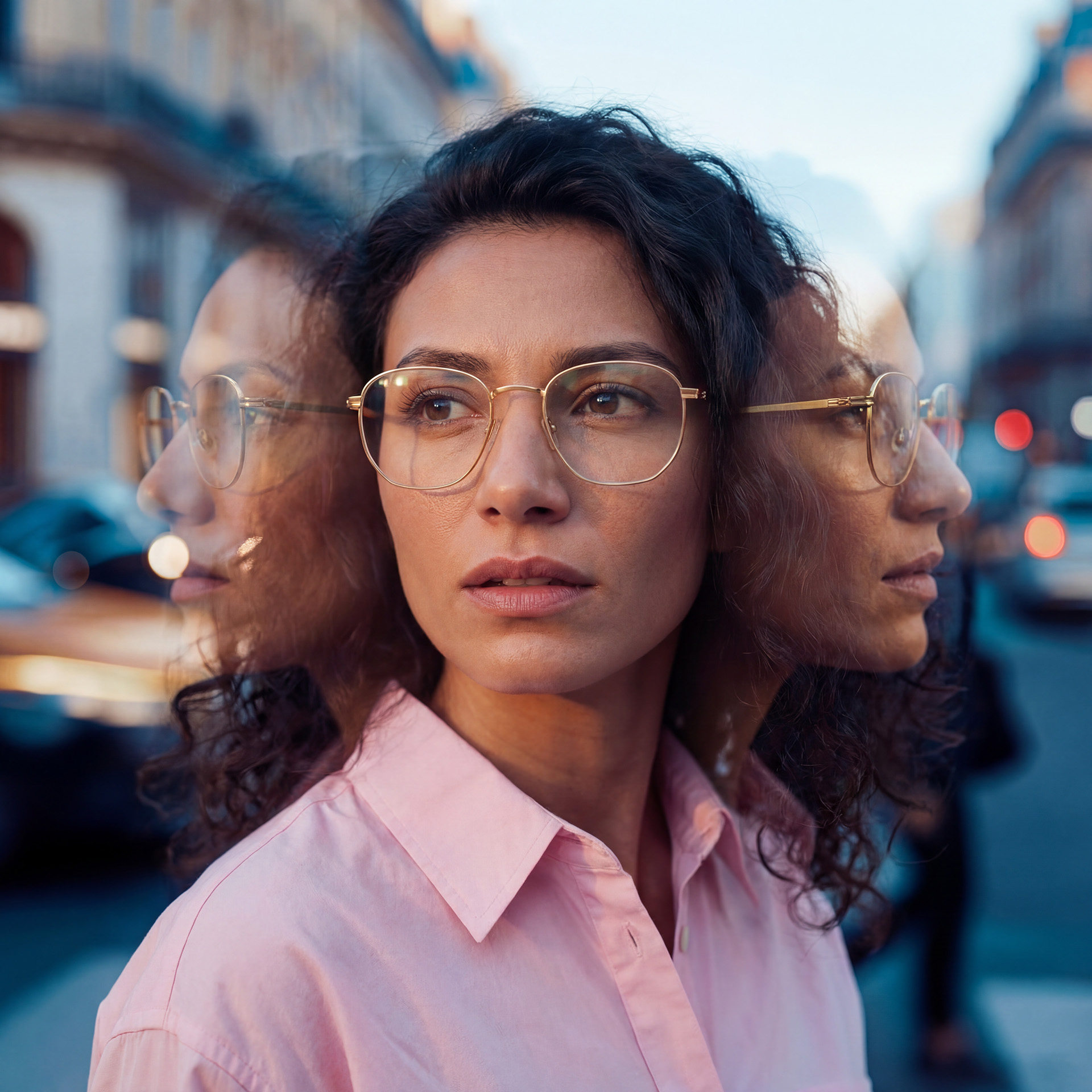 Una persona que usa gafas convencionales en una calle bulliciosa con efectos de varias exposiciones. 