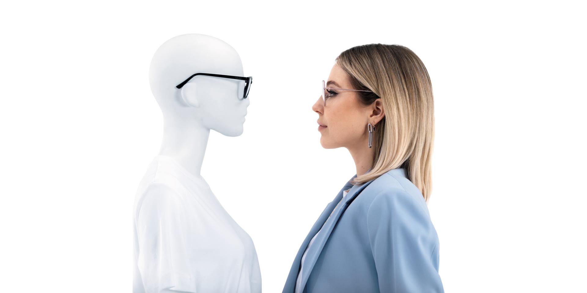 Mujer con lentes ZEISS ClearView frente a un maniquí con lentes.