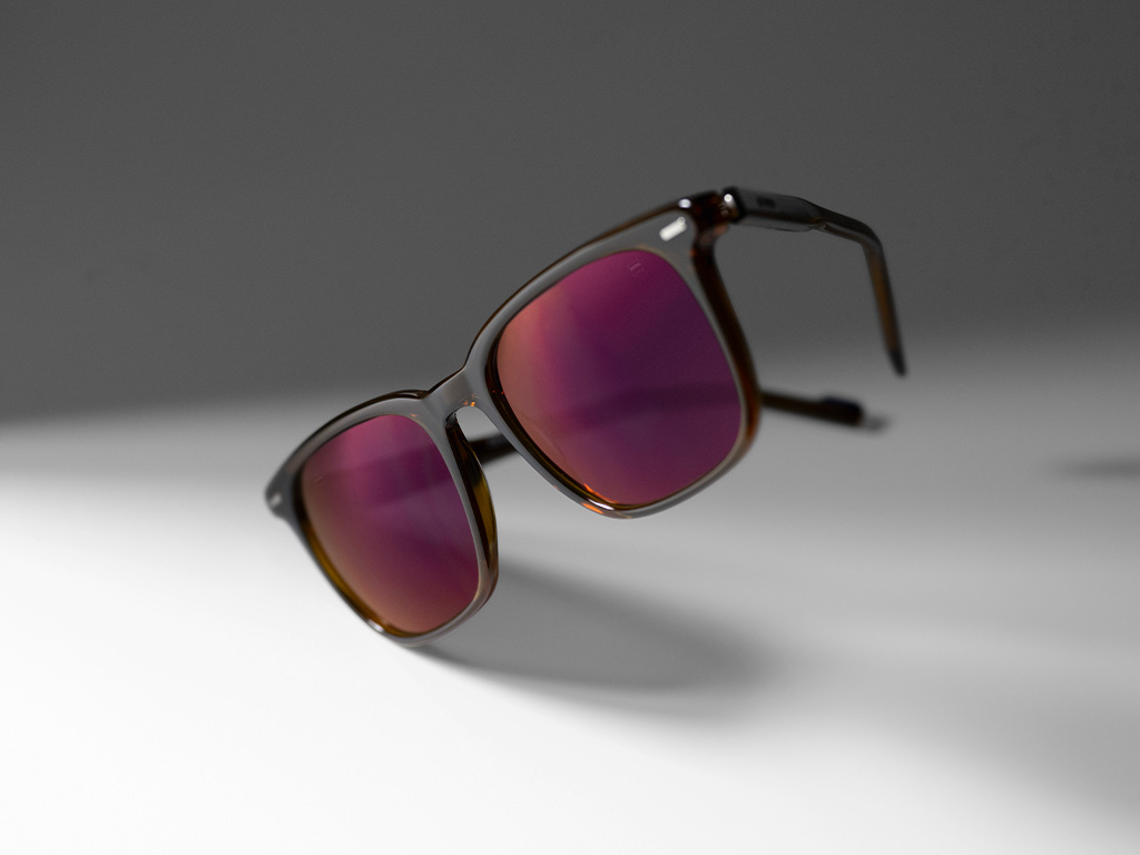 Imagen de unos lentes solares con prescripción ZEISS con lentes tintados en color Burgundy y recubrimiento de lentes ZEISS DuraVision Gold.