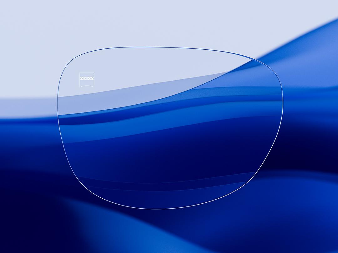 Imagen dividida que muestra un lente ZEISS en una mitad, caracterizado por su nitidez y limpieza, y un lente convencional muy reflectante en la otra mitad, lo que resalta el contraste en relación con la calidad óptica.