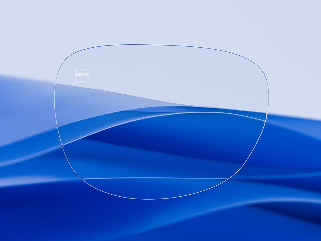 Imagen dividida que muestra un lente ZEISS en una mitad, caracterizado por su nitidez y limpieza, y un lente convencional rayado en la otra mitad, lo que resalta el contraste en relación con la durabilidad. 