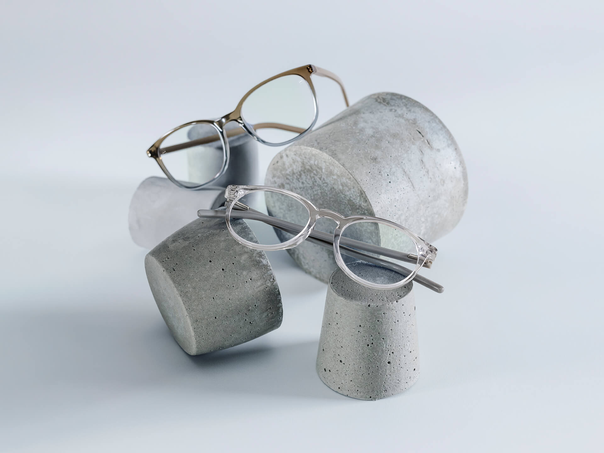 Los lentes ZEISS con recubrimiento DuraVision® Chrome se colocan sobre pedestales de piedra de diferentes tamaños.