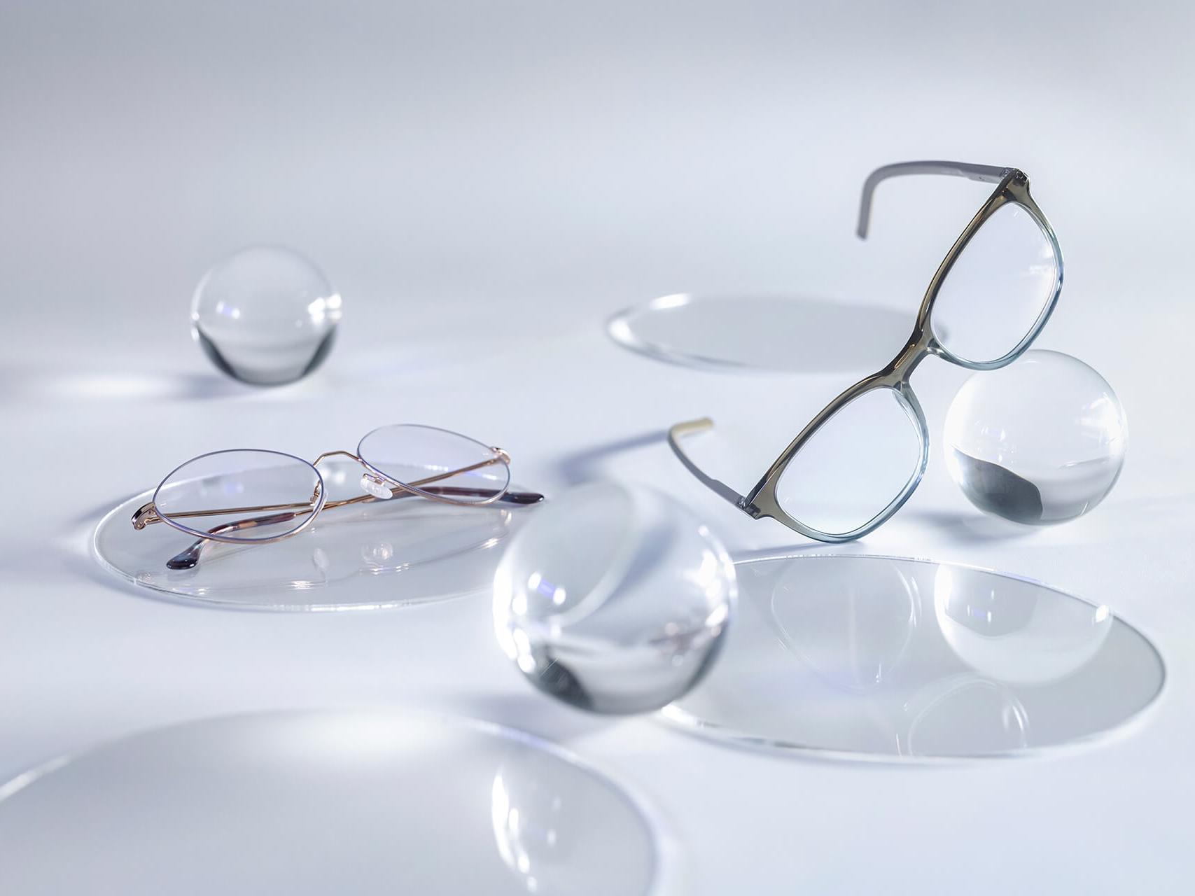 Lentes ZEISS que vienen con recubrimiento DuraVision® Silver, que no muestran reflejos en comparación con las esferas de cristal que los rodean.