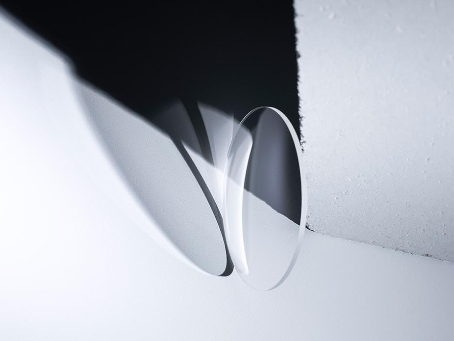 Un lente ZEISS transparente con protección UV, parcialmente a la sombra y parcialmente al sol.