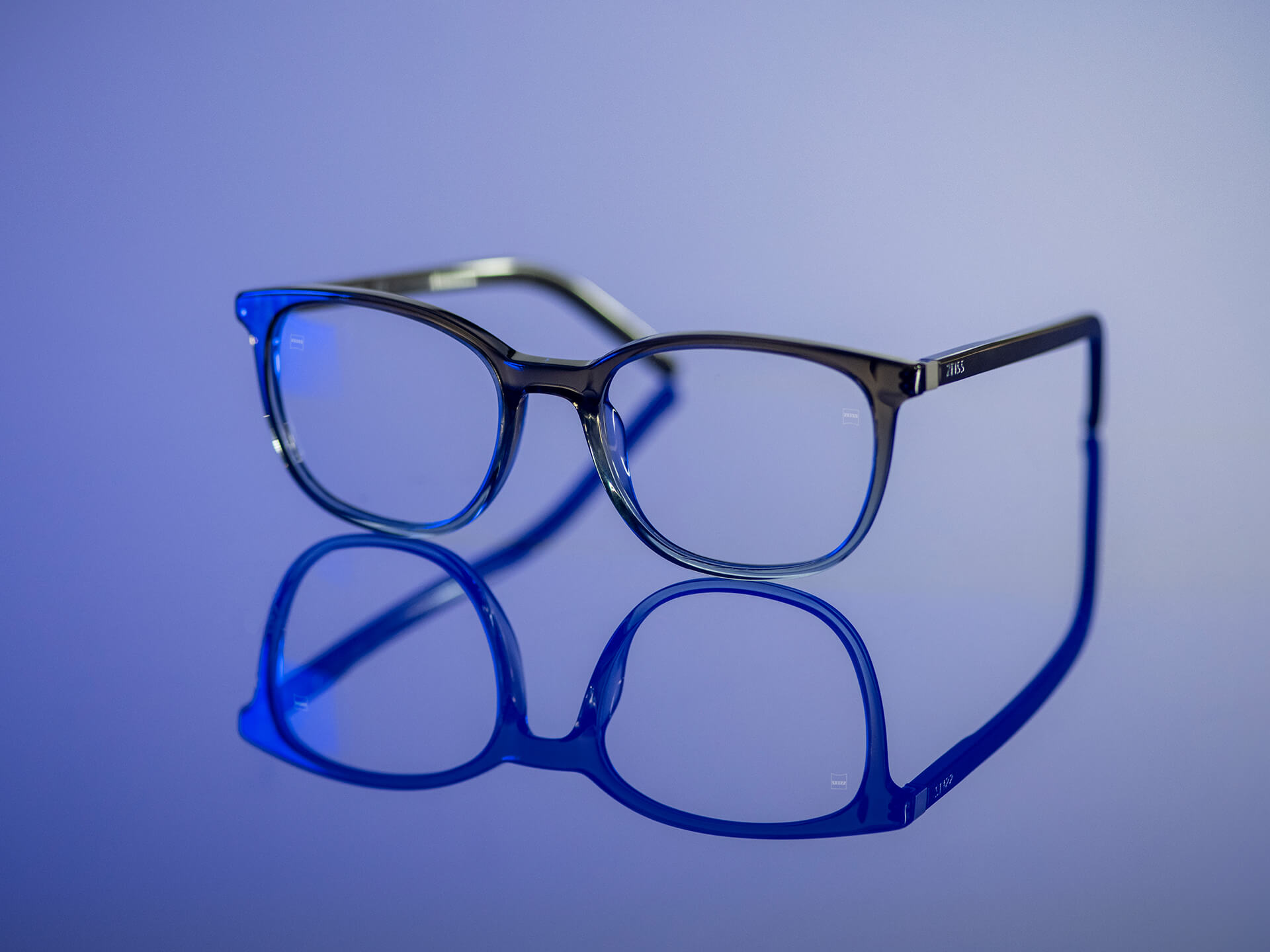 Lentes que se pueden ver con luz azulada y son ZEISS con material BlueGuard. Solo es visible un reflejo azulado muy reducido en los lentes.