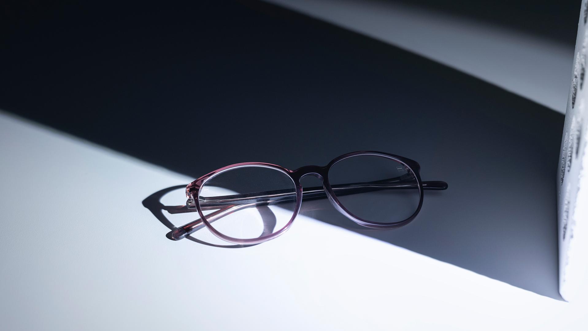 Lentes ZEISS y recubrimiento DuraVision® que se encuentran mitad a la sombra, mitad al sol.