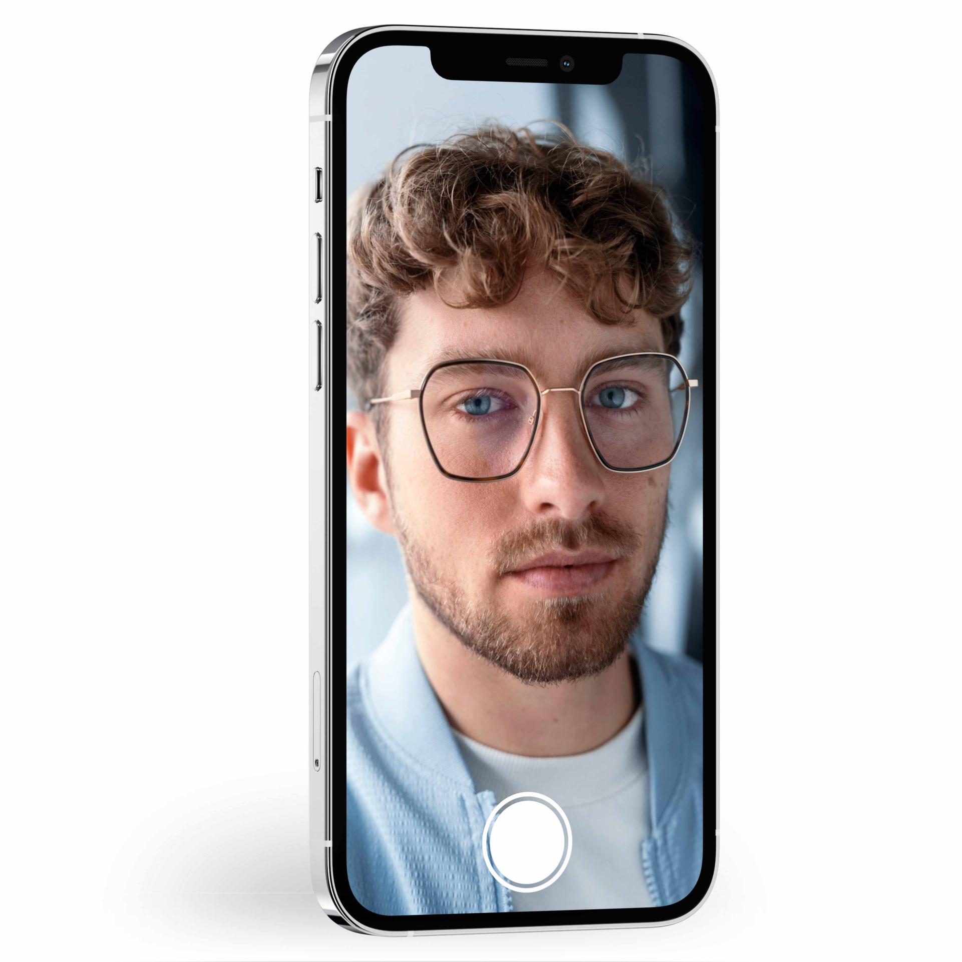 Una imagen con un elemento deslizante que muestra a una persona con lentes. Al desplazar el elemento deslizante, puedes ver que los lentes ZEISS con recubrimiento DuraVision son mucho menos reflectantes.