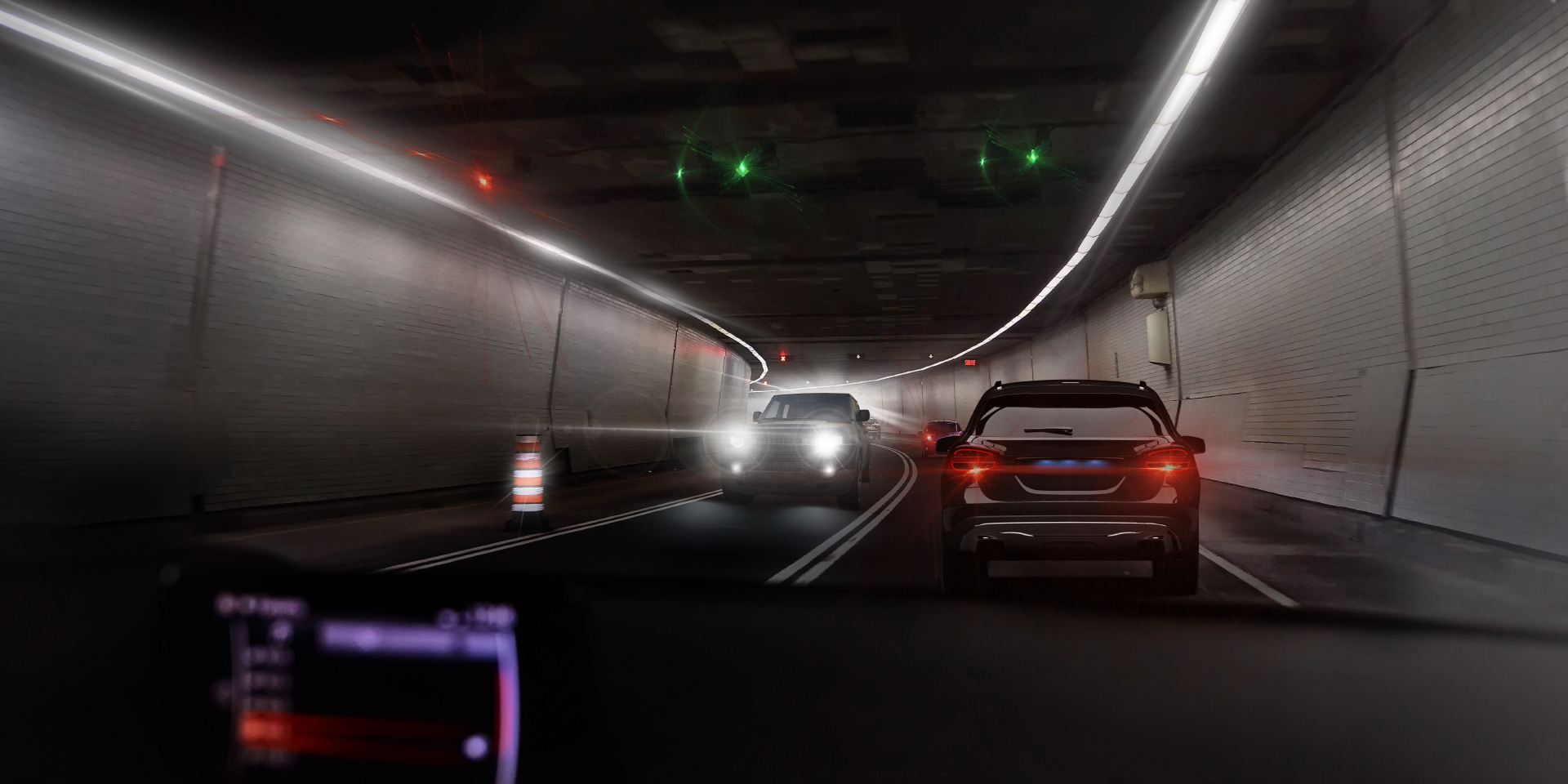 Dos imágenes de un conductor en un túnel con tráfico en sentido contrario, mostrando en una imagen el resplandor del vehículo y las luces del túnel y en la otra imagen un resplandor claramente reducido.