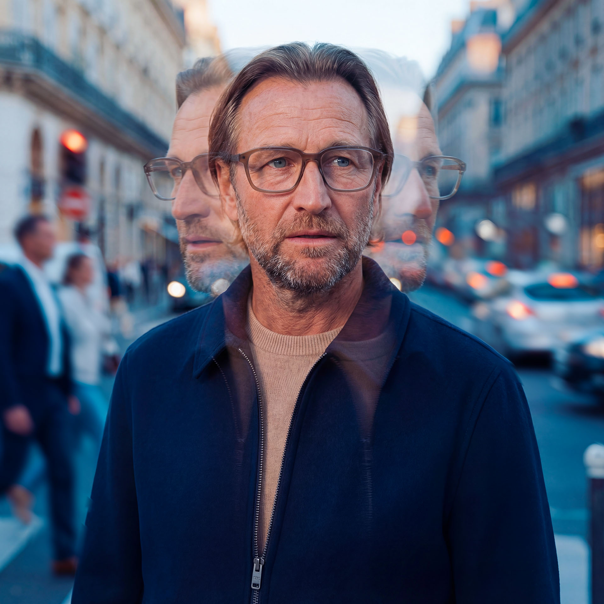 Una persona que usa gafas convencionales en una calle bulliciosa con efectos de varias exposiciones. 