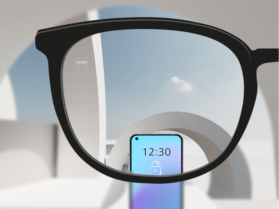 Ilustración de un punto de vista esquemático a través de un lente monofocal SmartLife Young que muestra una vista nítida de objetos alejados y dispositivos digitales. 