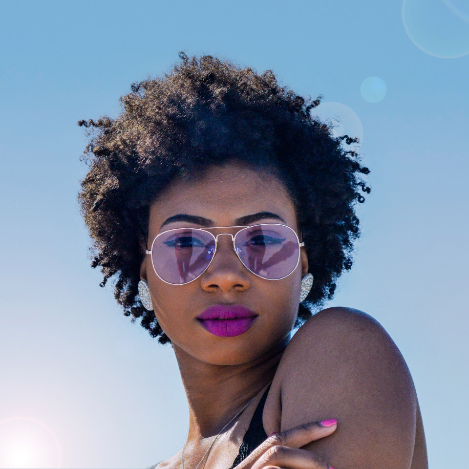 Mujeres que miran hacia abajo y usan lentes de sol con tinte morado.