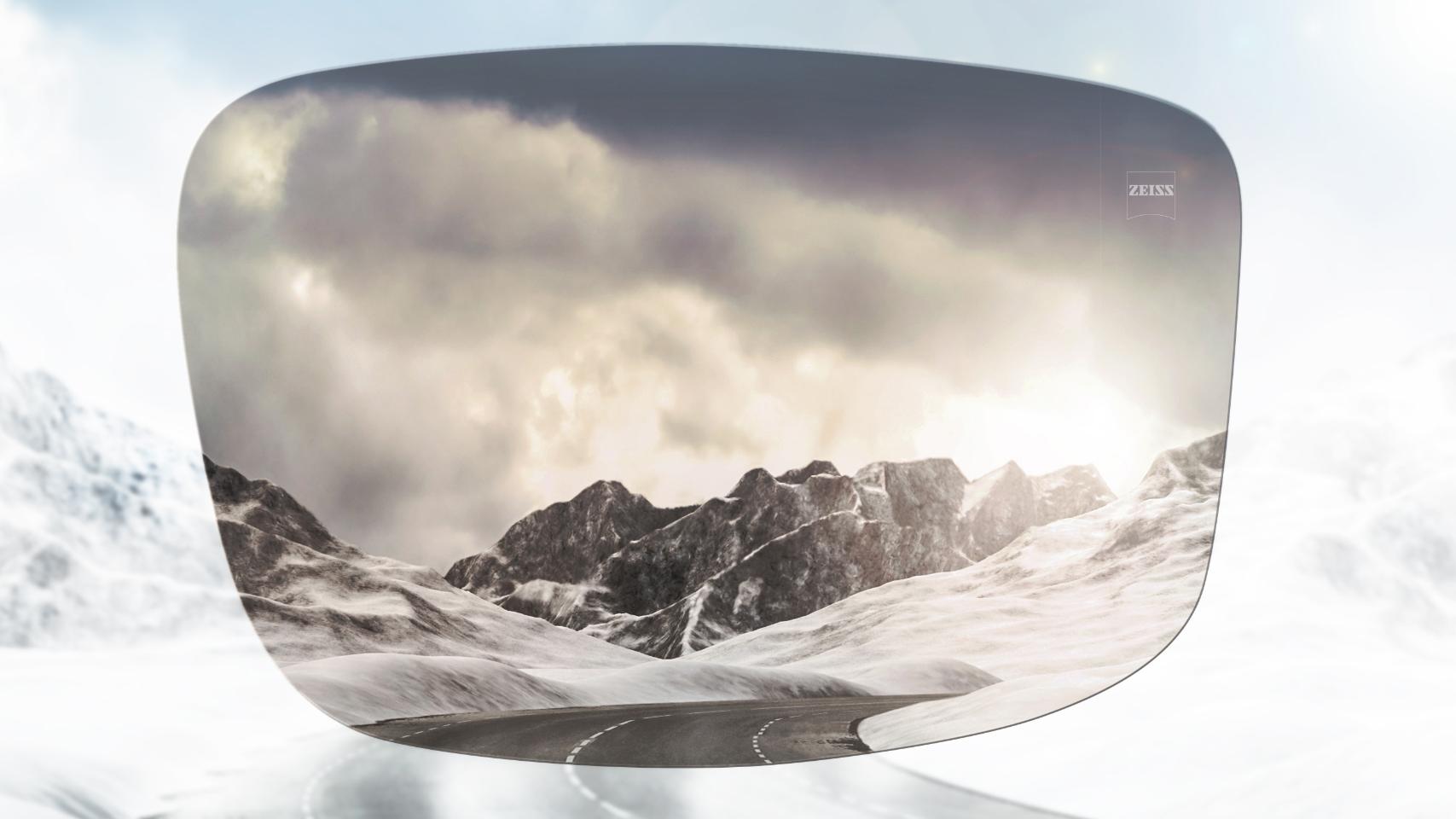 Vista de una carretera de montaña nevada con y sin lentes polarizados. Lentes solares polarizados reducen el resplandor para lograr una visión mucho más nítida hacia delante.