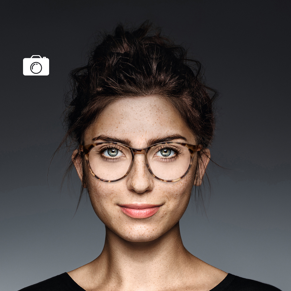 La misma mujer con lentes transparentes, vista a través de una cámara normal y el lente de una cámara UV. Con una cámara UV, el lente parece negro, lo que indica que no deja pasar los rayos UV.  