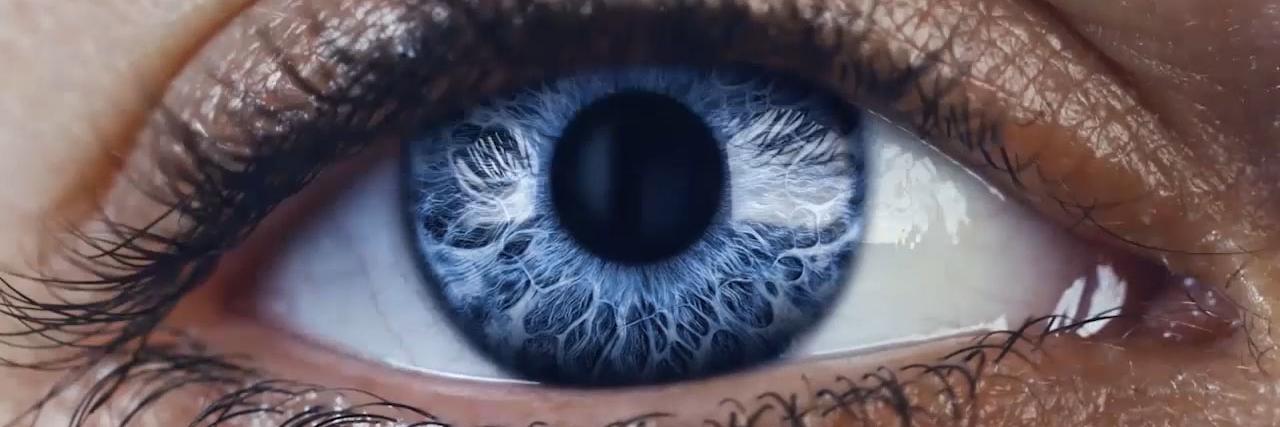 Una secuencia de primeros planos de diferentes ojos, cada uno parpadea antes de que aparece el siguiente.