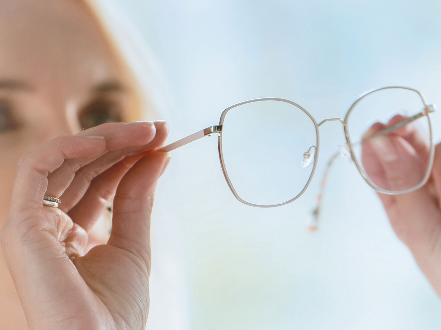Mujer observando el interior de las lentes