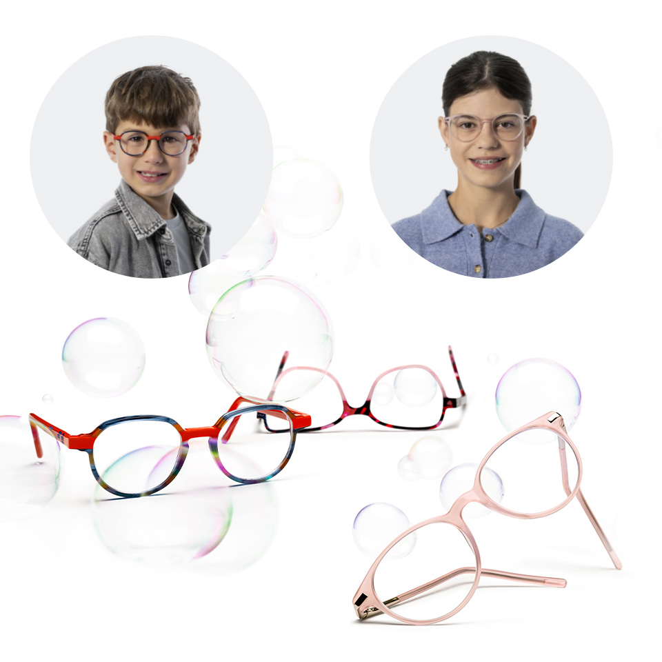 Un retrato fotográfico de un joven con gafas, con otro retrato fotográfico de una niña mayor con gafas al lado. Debajo de los dos retratos hay varias monturas de gafas y lentes.