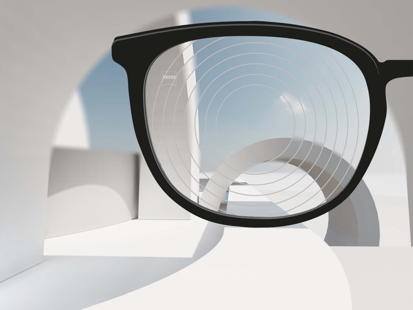 Imagen en primer plano de los lentes de control de la miopía de ZEISS, con montura de gafas negra y círculos concéntricos en la superficie del lente.