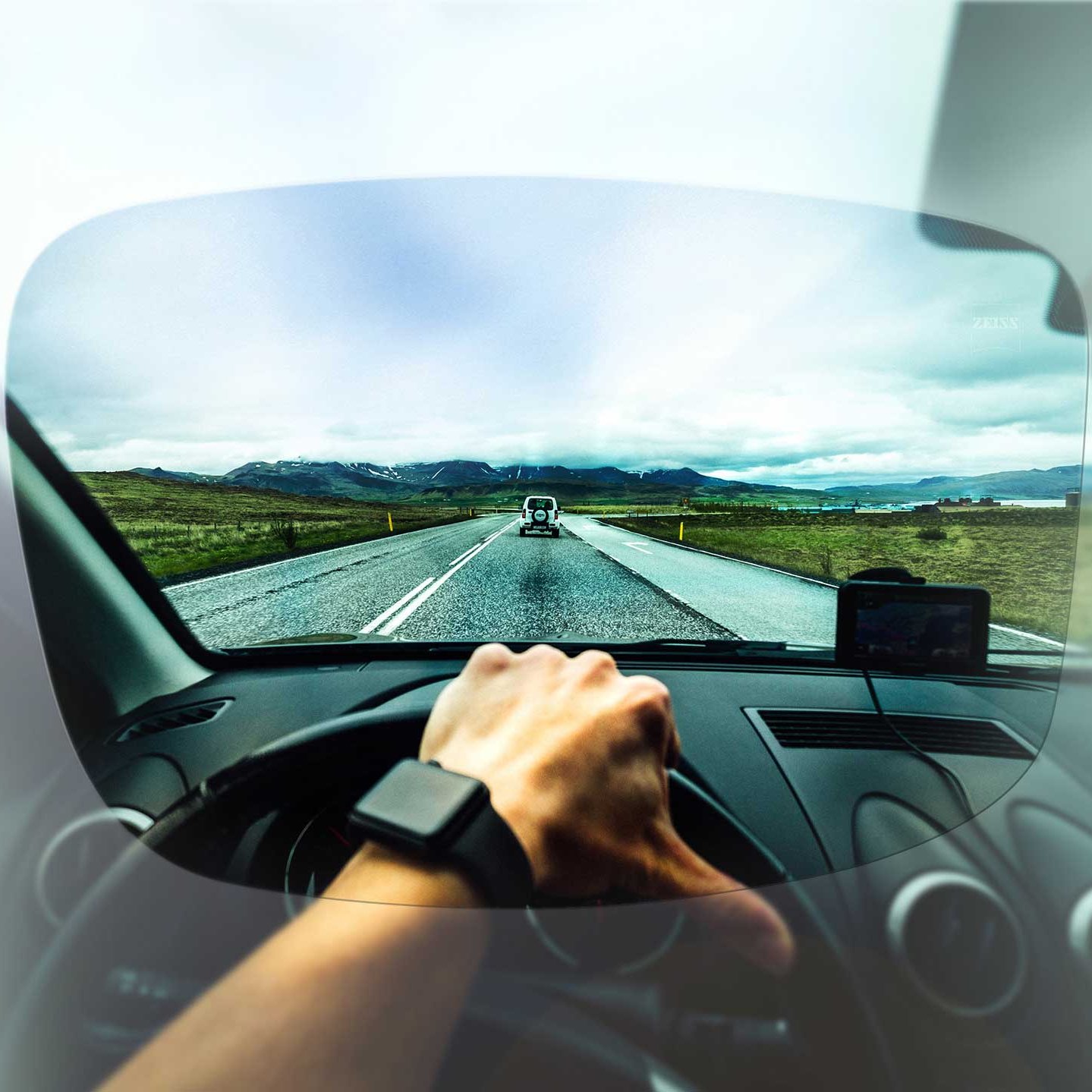 Vista clara de la calle y el paisaje desde la perspectiva del conductor a través del lente ZEISS de la colección Drive