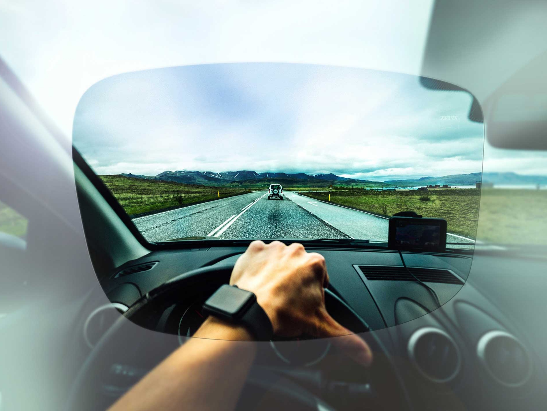 Vista clara de la calle y el paisaje desde la perspectiva del conductor a través del lente ZEISS de la colección Drive