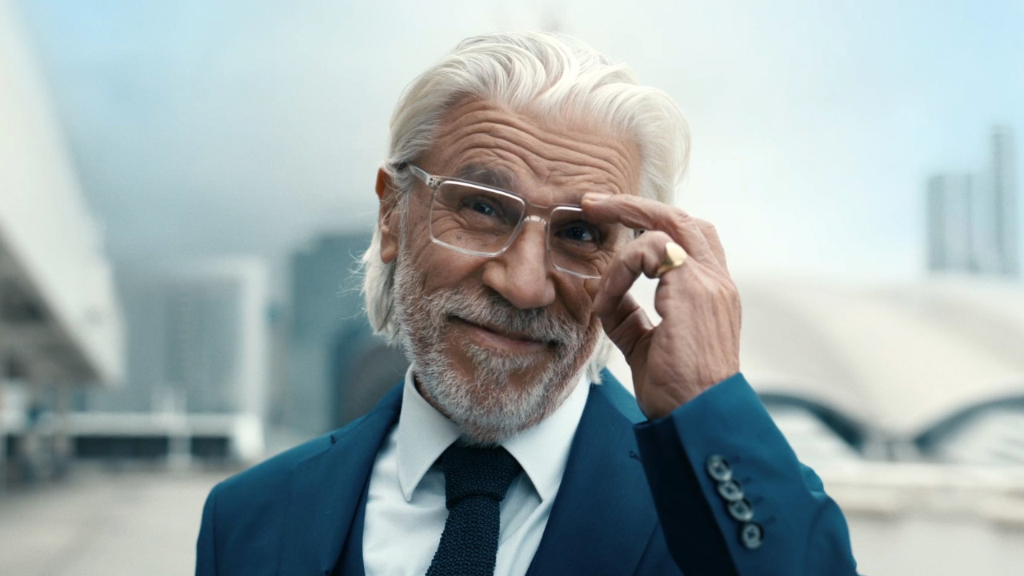 Hombre maduro con lentes progresivos ZEISS SmartLife
